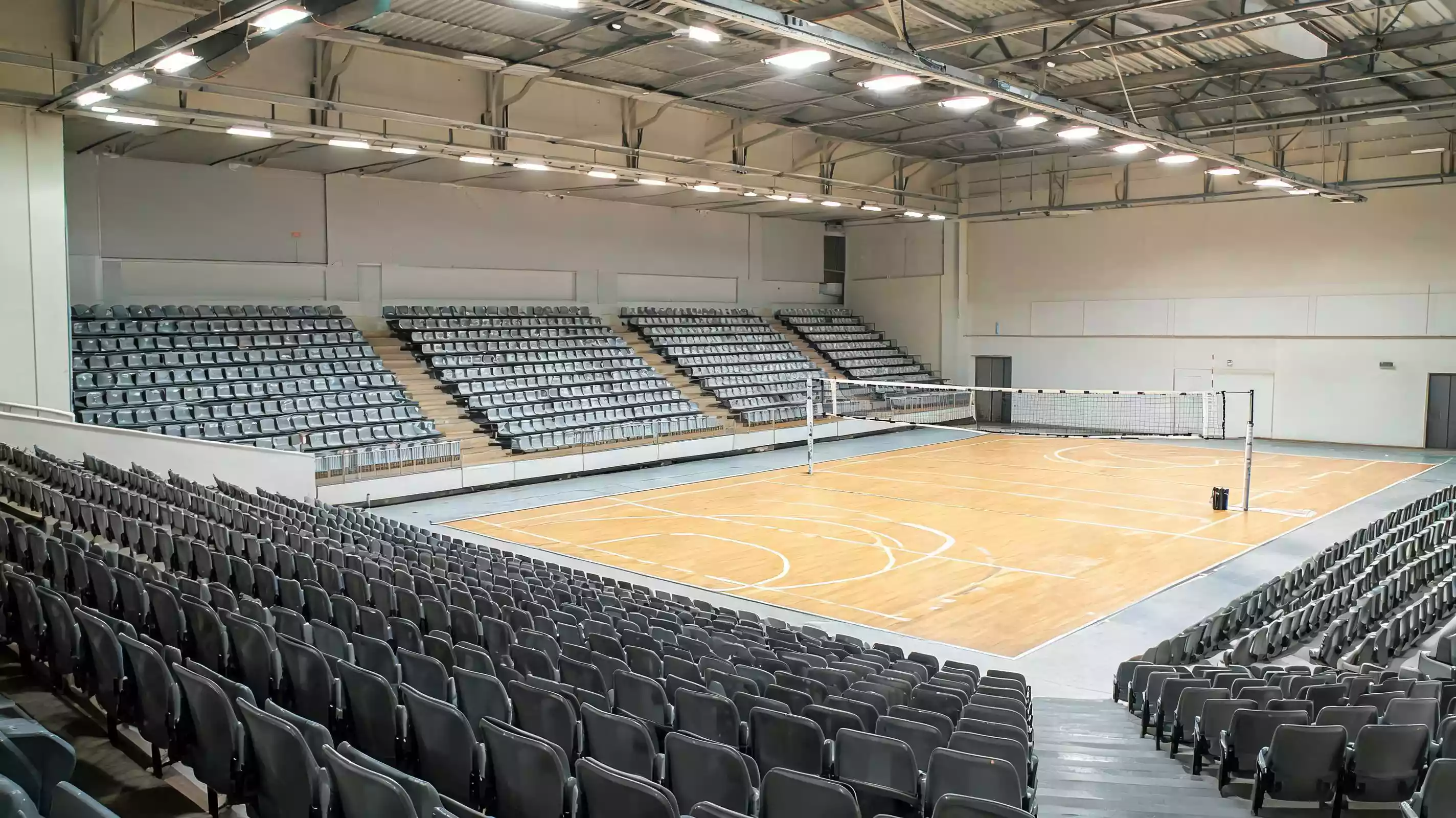 Palestra datata con tribune scomode utilizzata per partite di Serie A