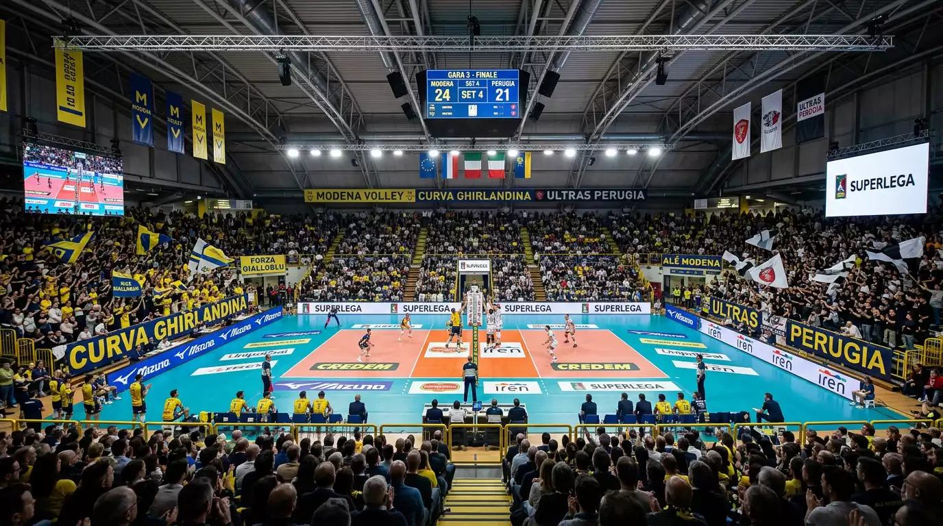 Palazzetto gremito di spettatori durante una partita di SuperLega