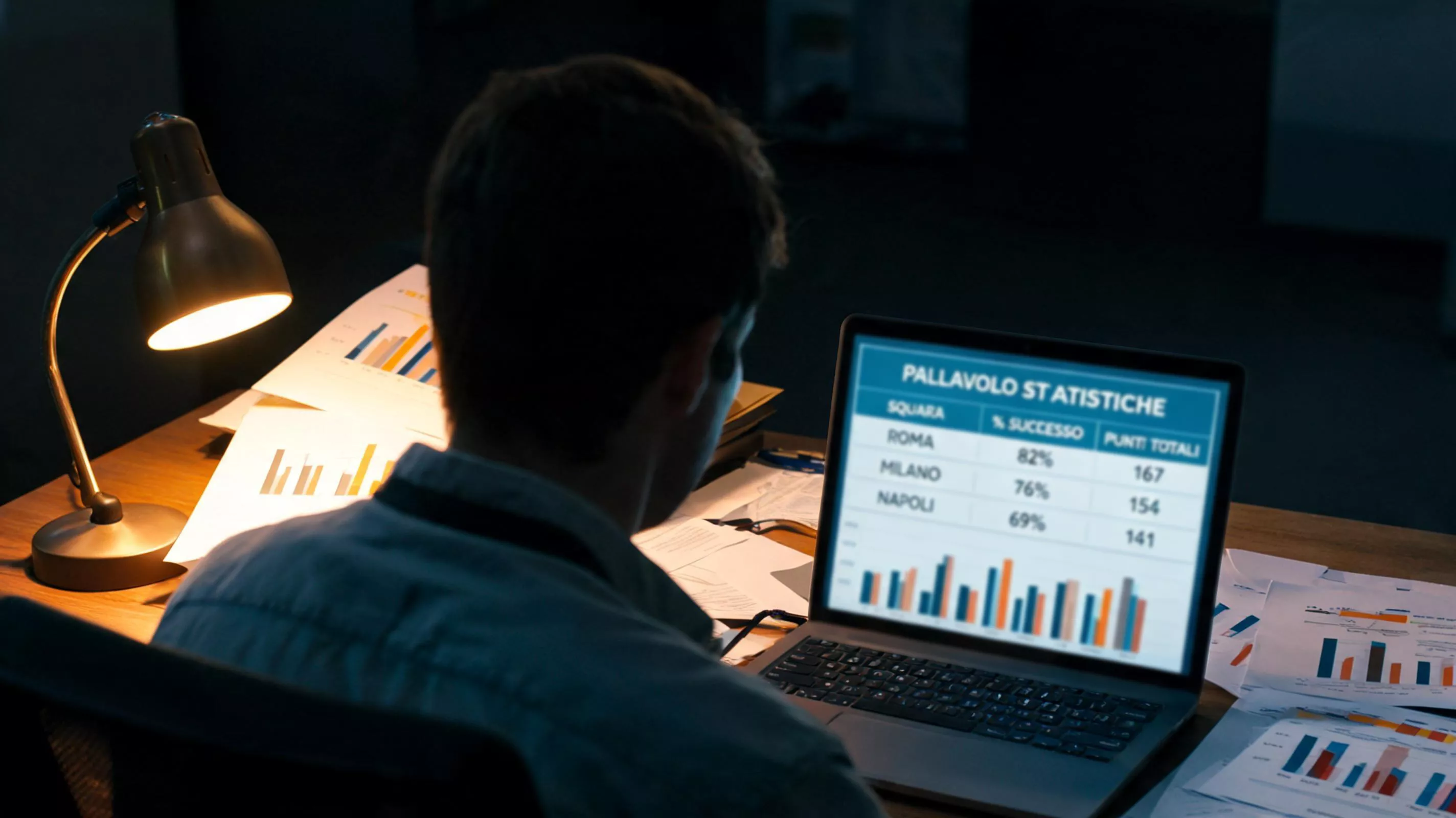 Analista che studia le statistiche di classifica della pallavolo Serie A su uno schermo