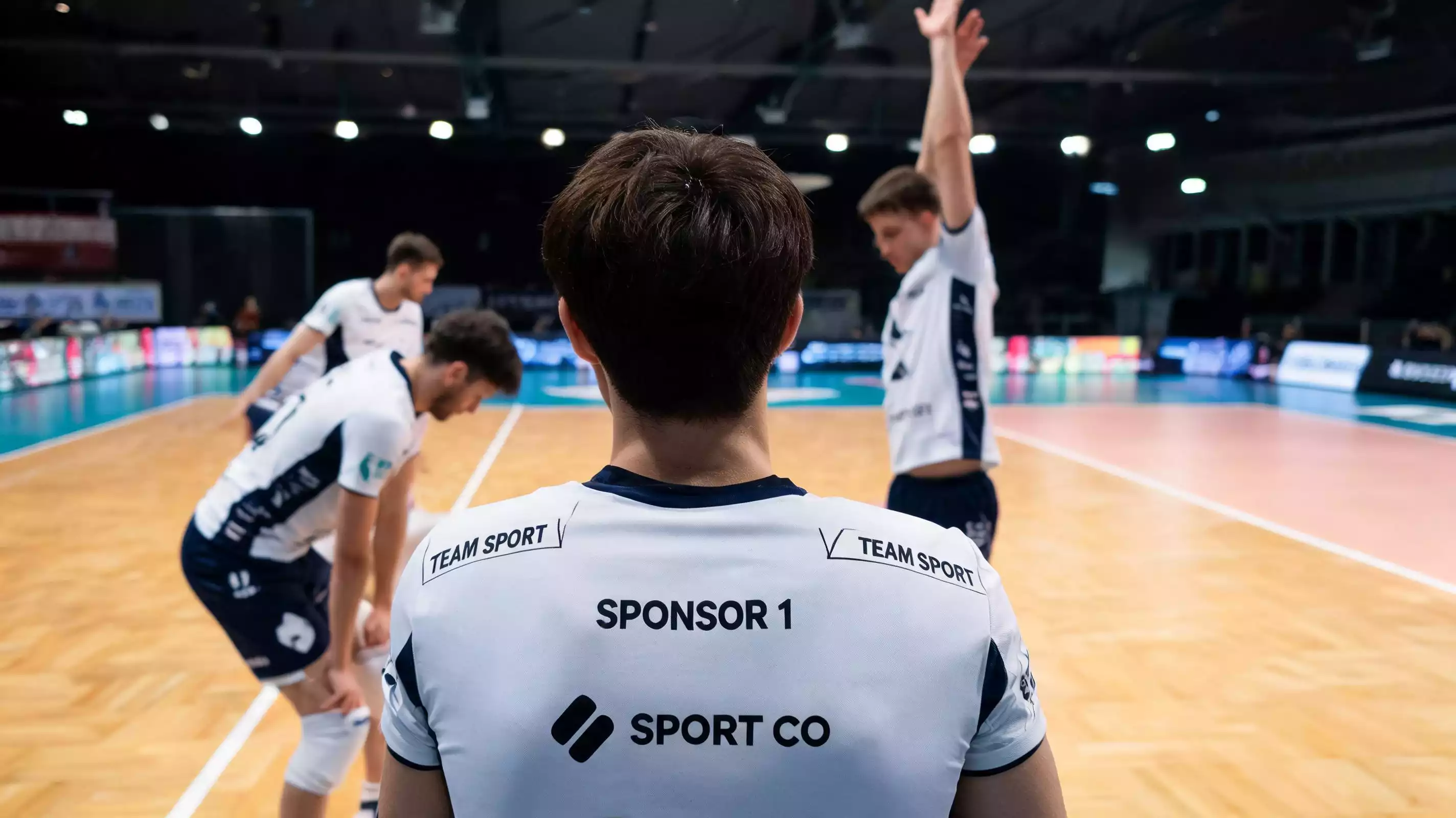 Maglie di pallavolo con loghi degli sponsor visibili a bordocampo nella SuperLega
