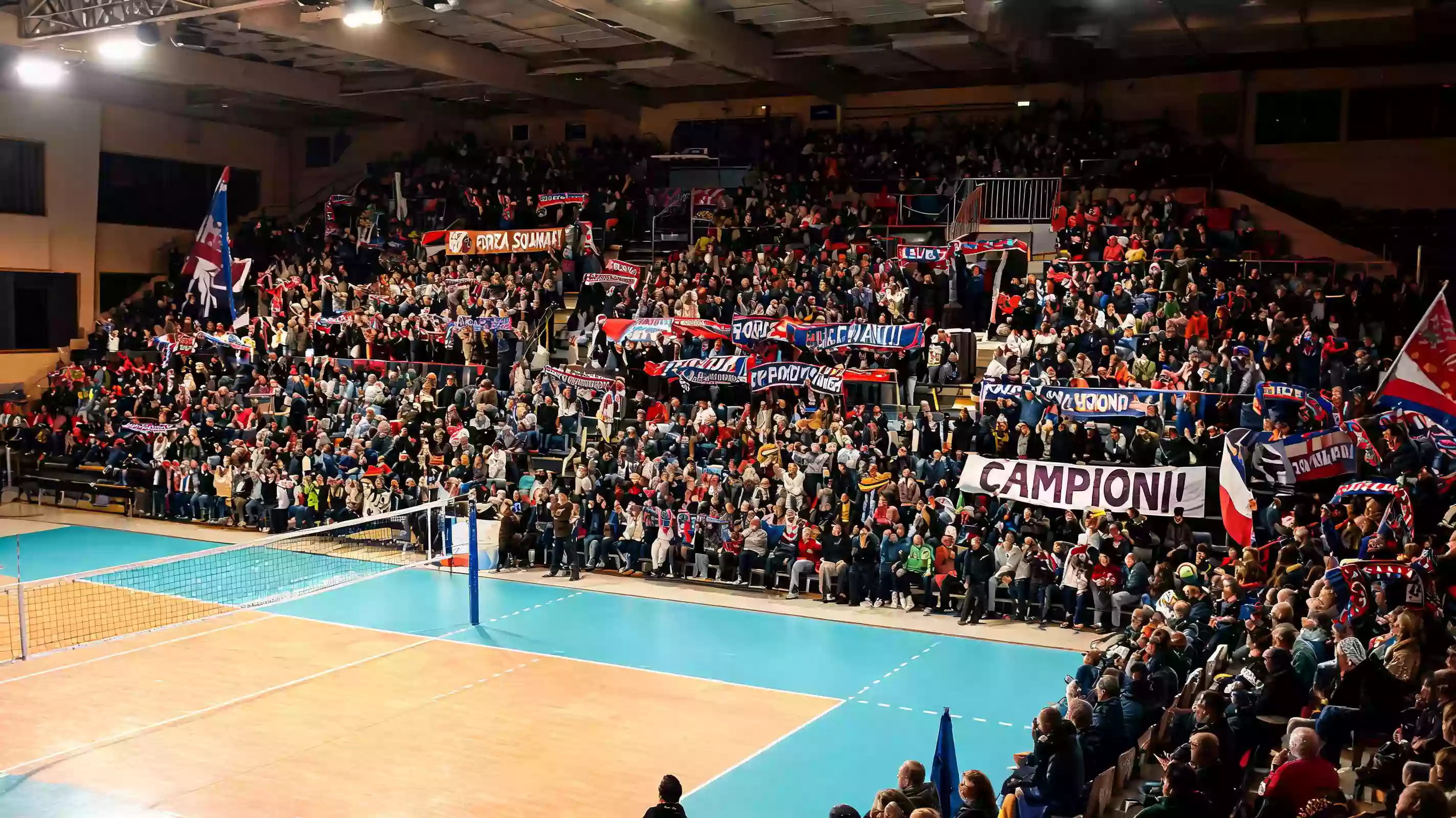 Momento di tensione durante un tie-break nei playoff scudetto di pallavolo