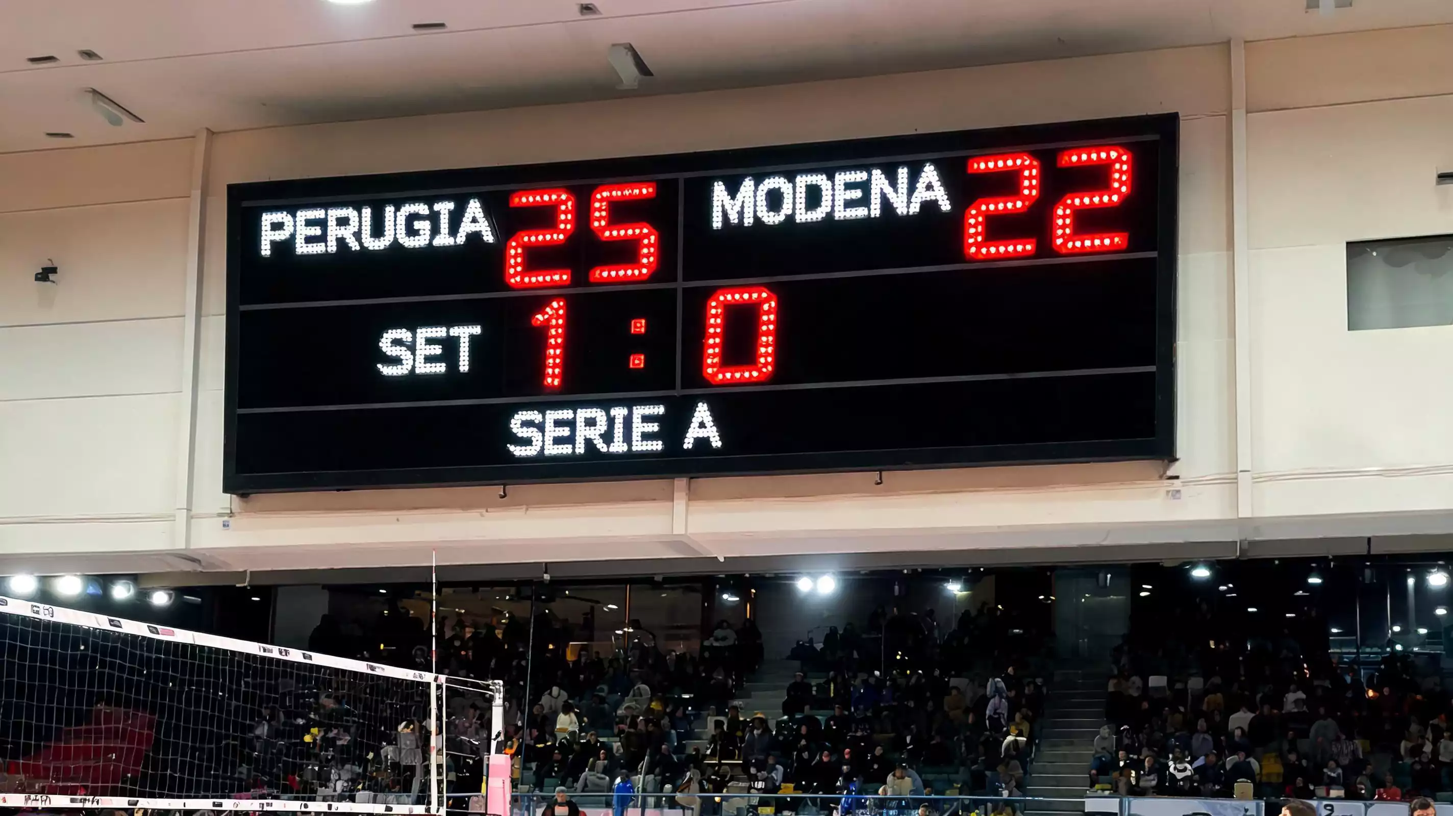 Tabellone segnapunti durante una partita di regular season di pallavolo Serie A
